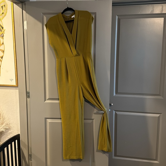 Nine West NWT -Chiffon like material earth-tone green jumpsuit by in size medium - Picture 4 of 7